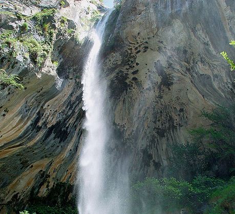 cascade de courmes dans les gorges du loup